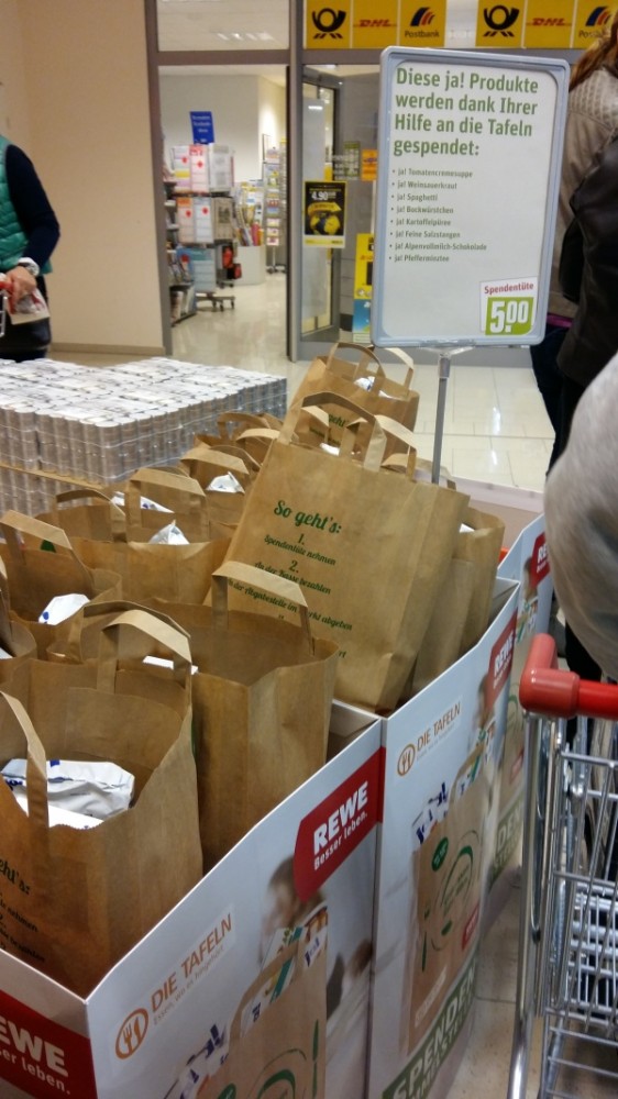 Jeder kann im REWE Markt Schlangen die Aktion „Gemeinsam Teller füllen“ die lokalen Tafeln unterstützen