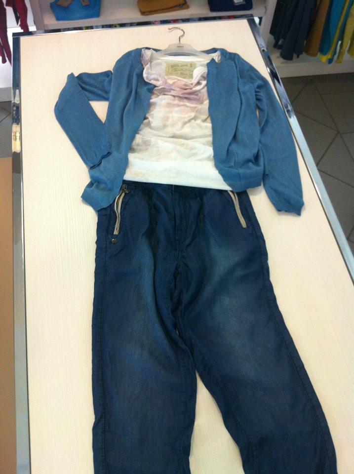 Frühling in Rochlitz: sportlich schicke Kombination aus Jeans, Oberteil und Jacke