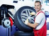 Mann-vor-Reifen-55582845-Karin-&-Uwe-Annas_Fotolia